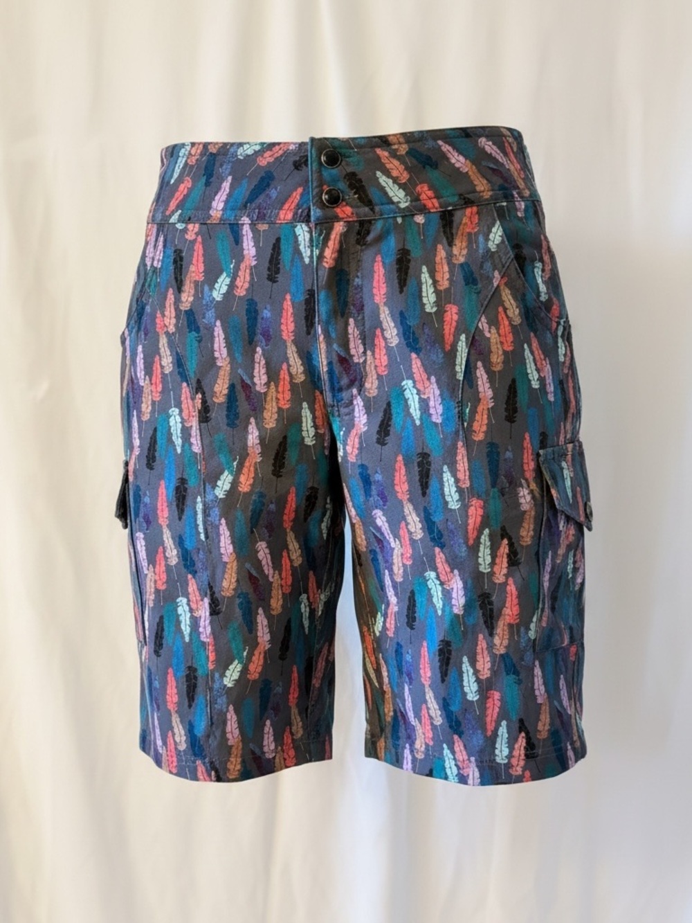 Shrewdly Feather Print Women's Cargo Shorts - Multi